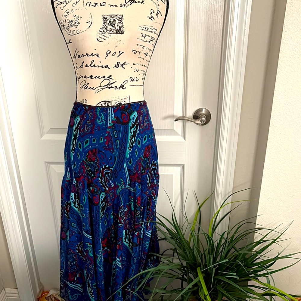 Newsworthy Elegant Paisley Midi-Skirt.